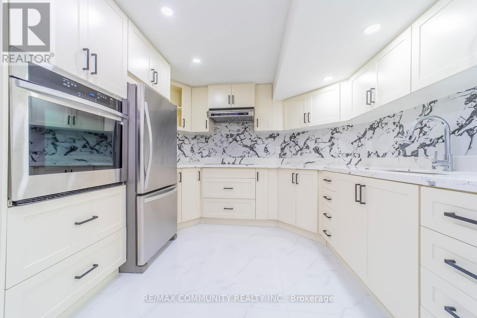 3 SIVYER CRESCENT Image 12