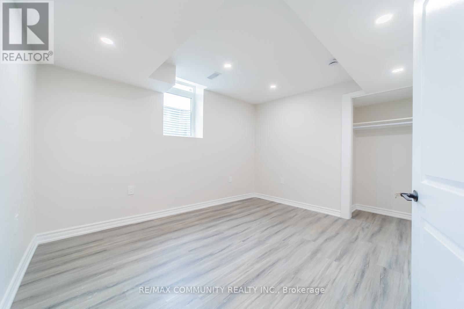 3 SIVYER CRESCENT Image 16