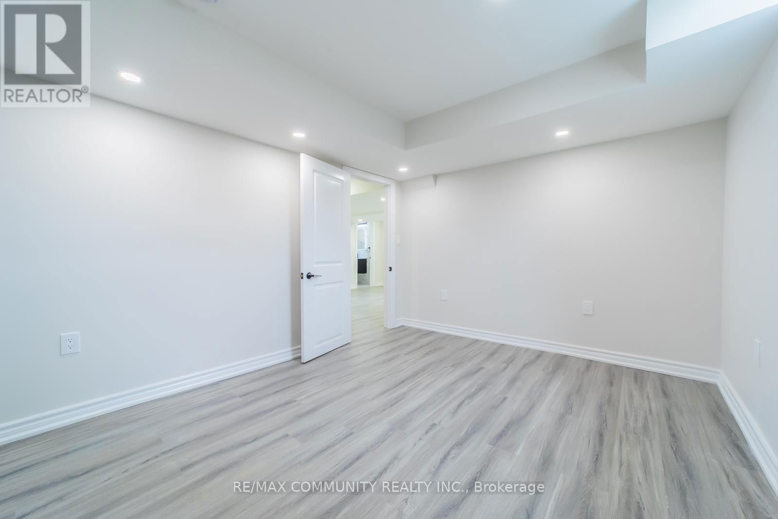 3 SIVYER CRESCENT Image 17