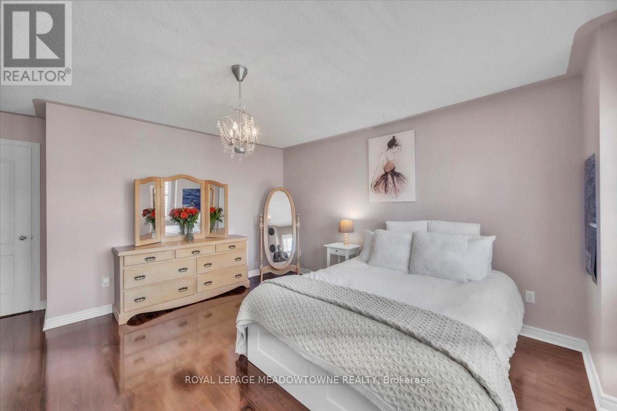 5 FREER CRESCENT Image 24