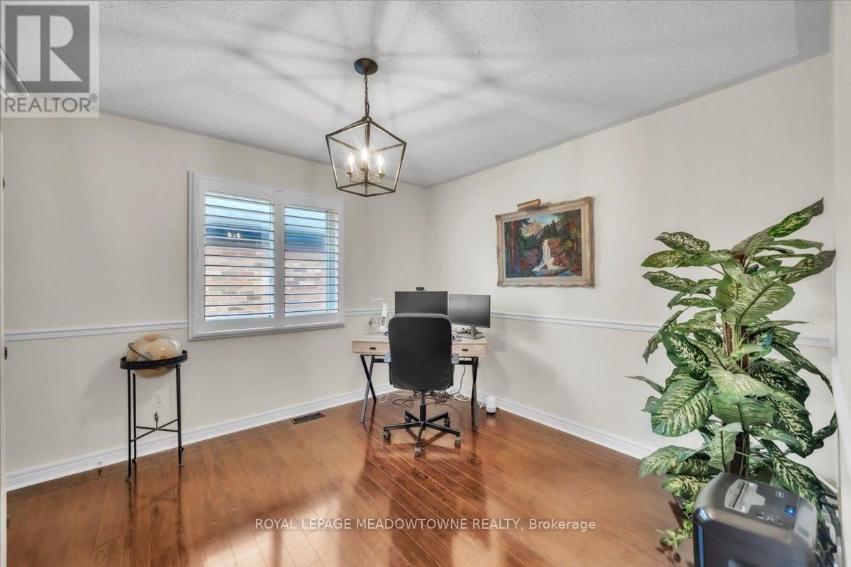 5 FREER CRESCENT Image 33