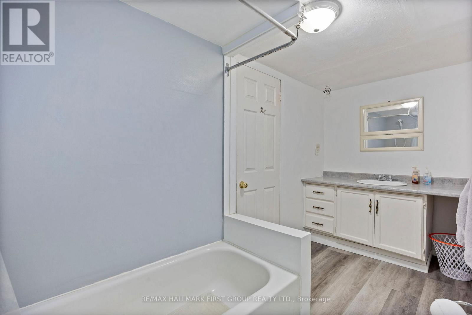 121 EMPEROR STREET Image 27