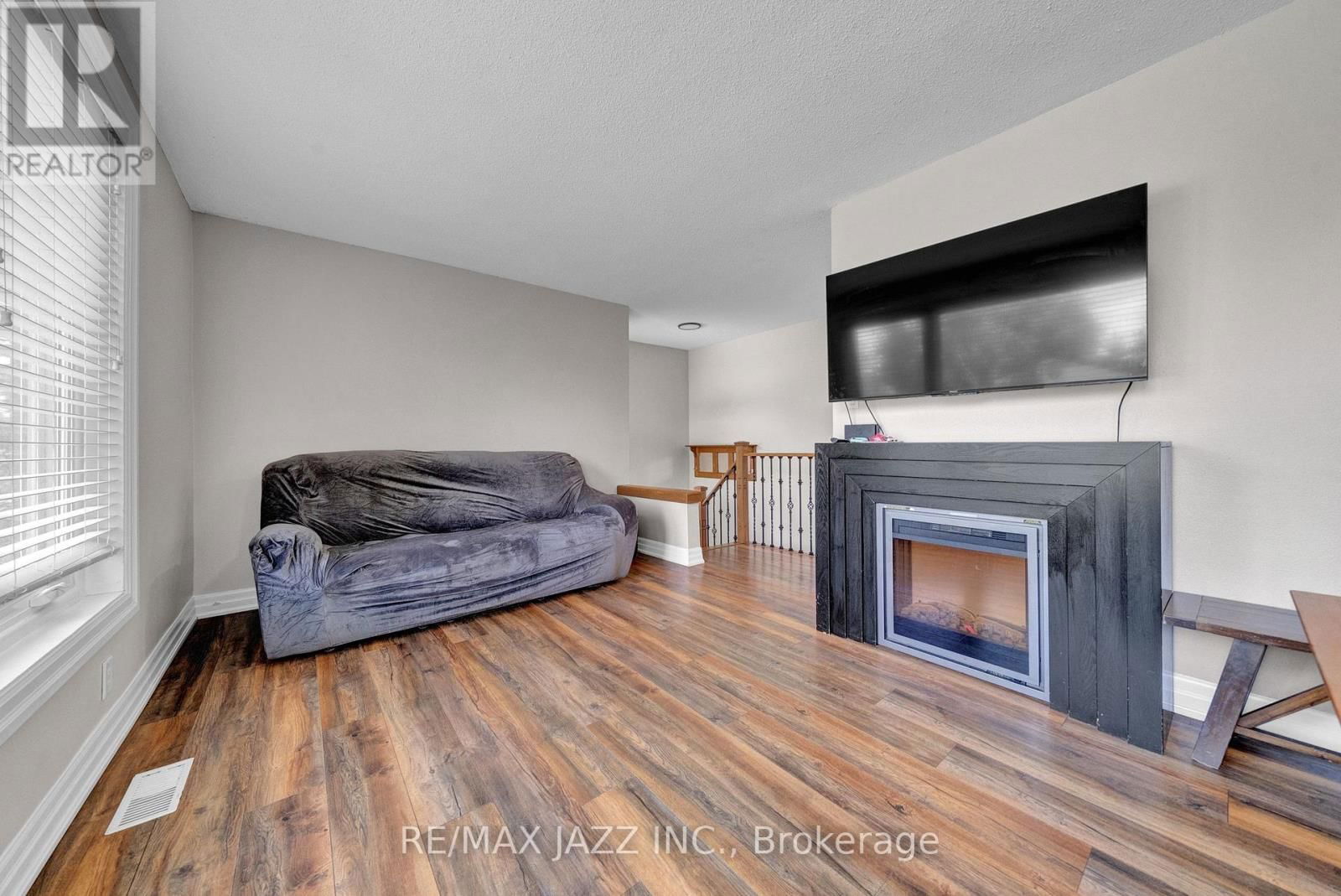 1003 CENTRE STREET NORTH Image 11