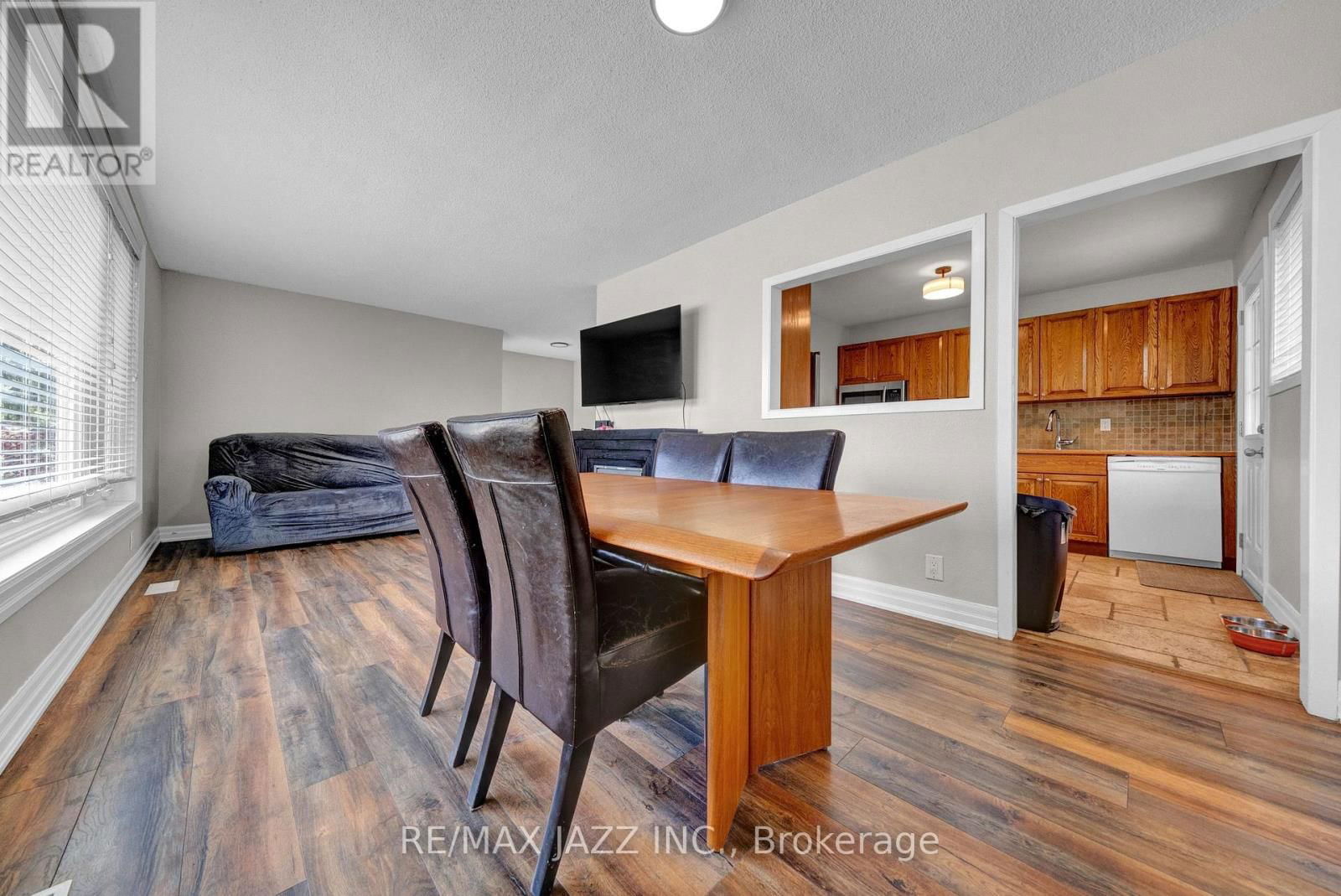 1003 CENTRE STREET NORTH Image 12