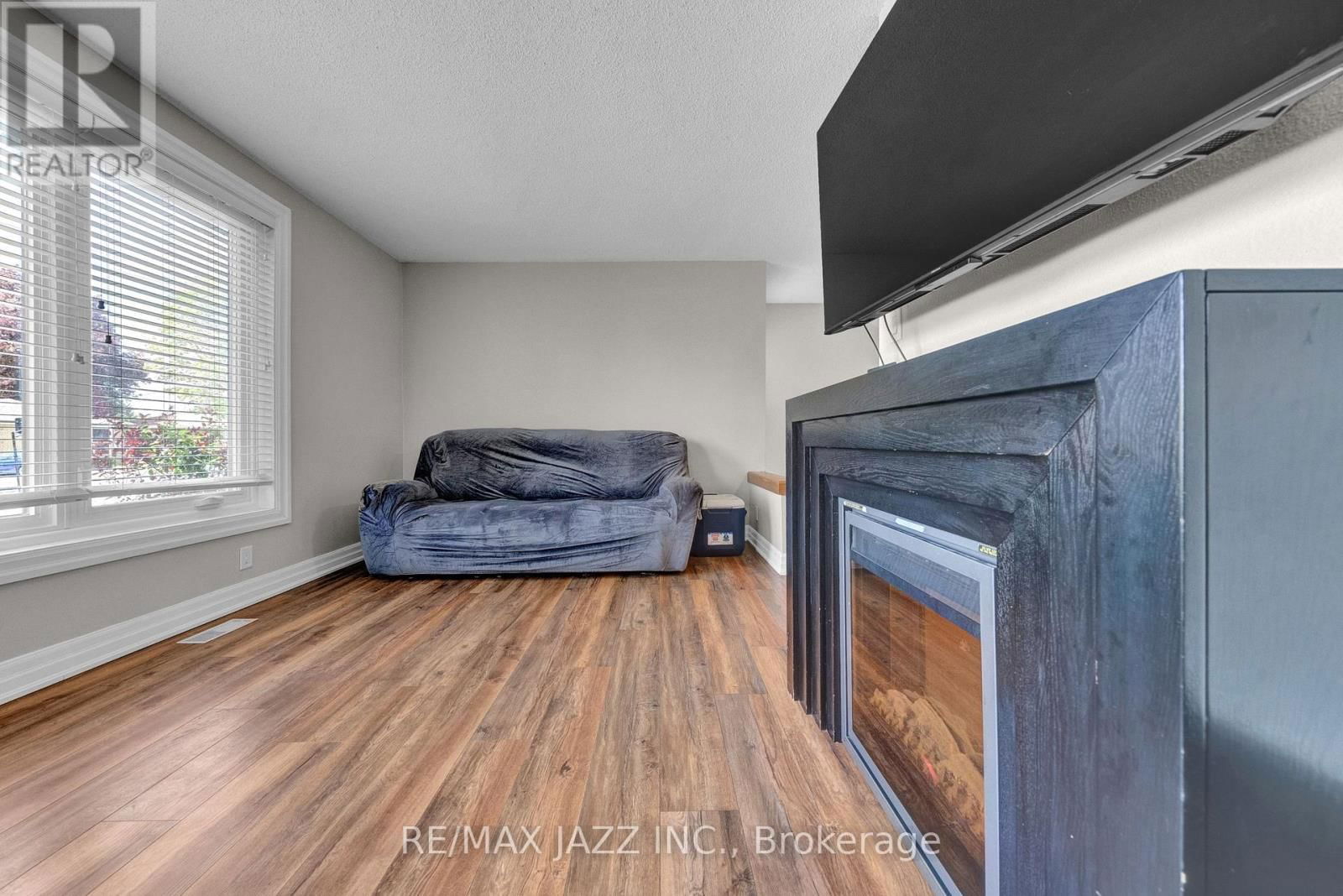 1003 CENTRE STREET NORTH Image 14