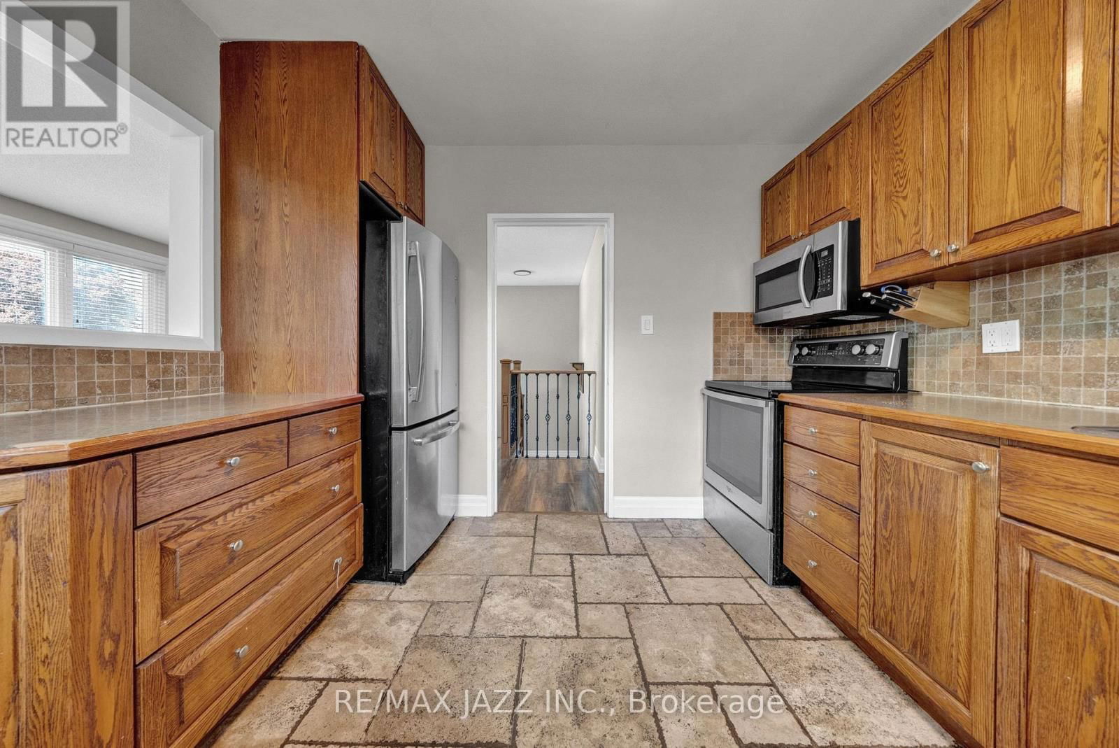 1003 CENTRE STREET NORTH Image 16