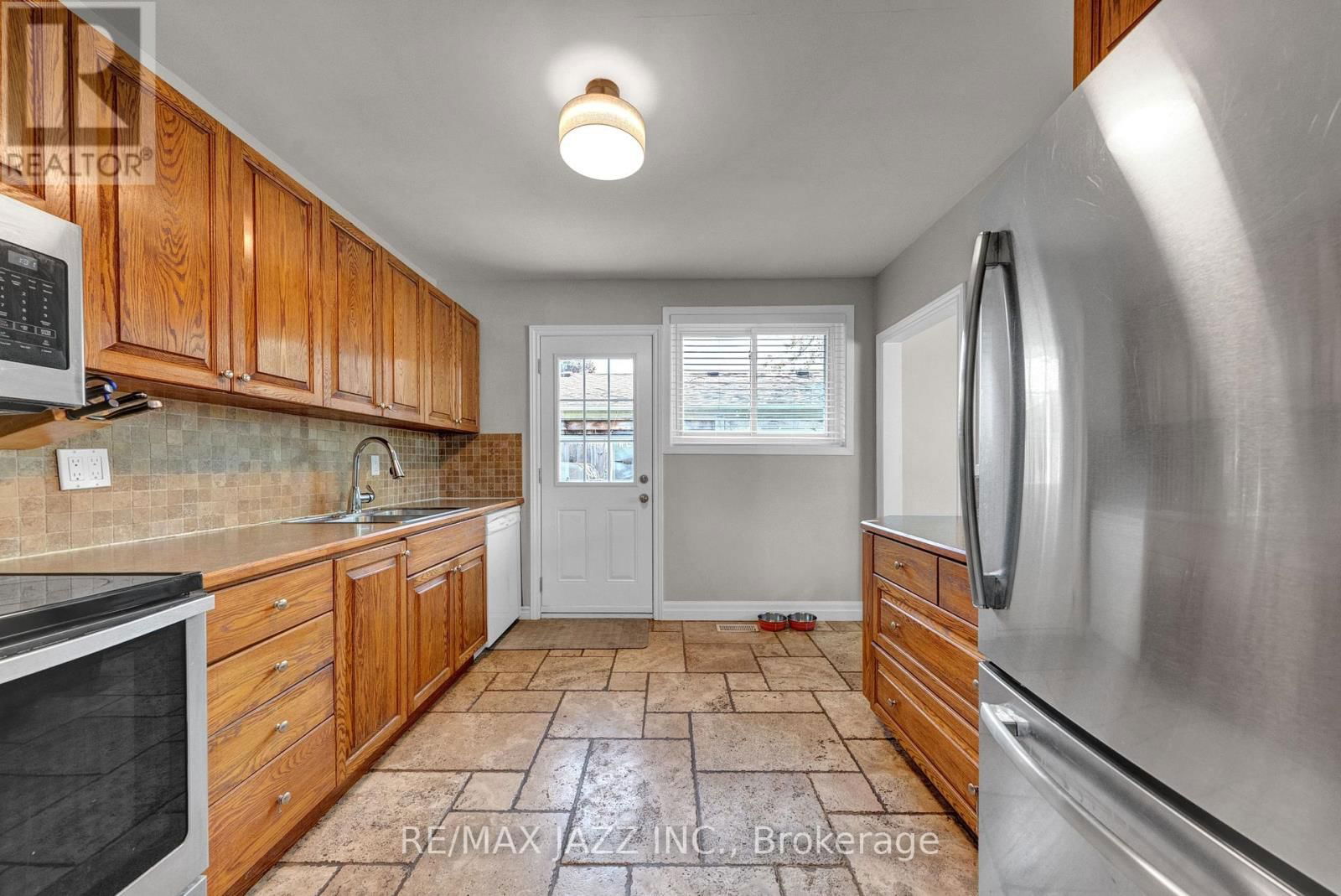 1003 CENTRE STREET NORTH Image 17