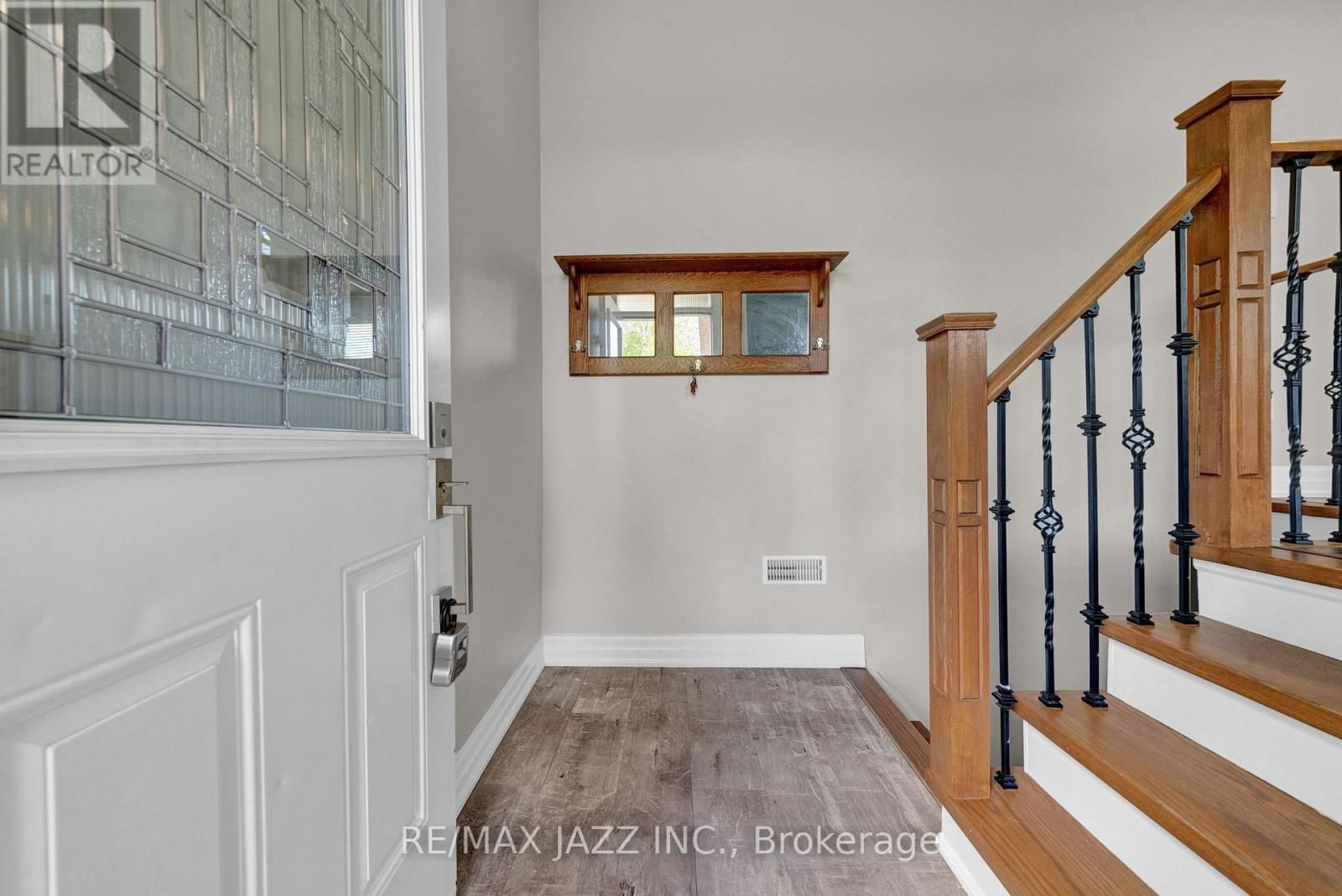 1003 CENTRE STREET NORTH Image 7