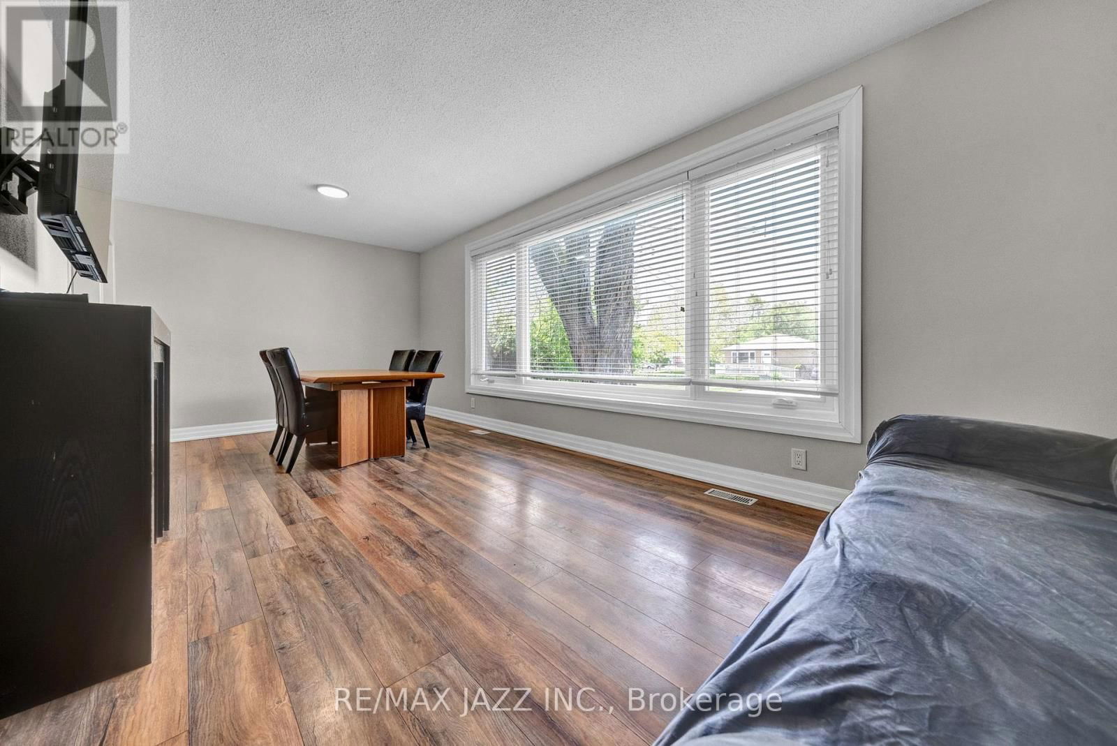 1003 CENTRE STREET NORTH Image 9