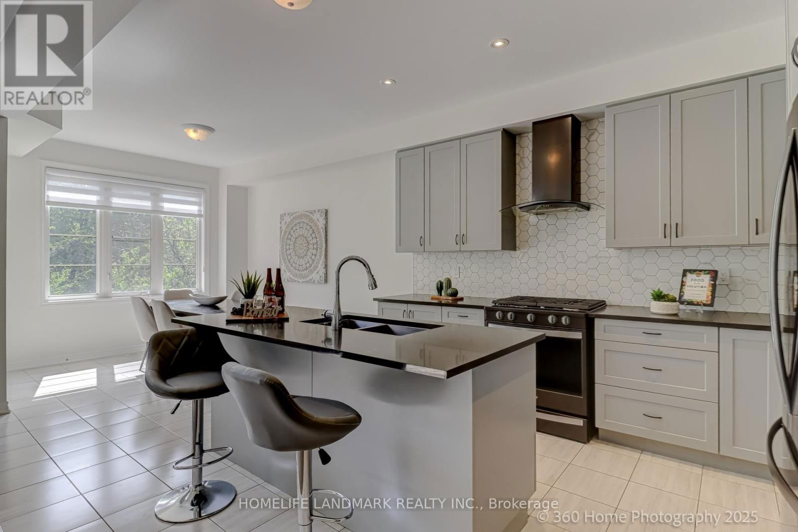 25 WORKMENS CIRCLE Image 11