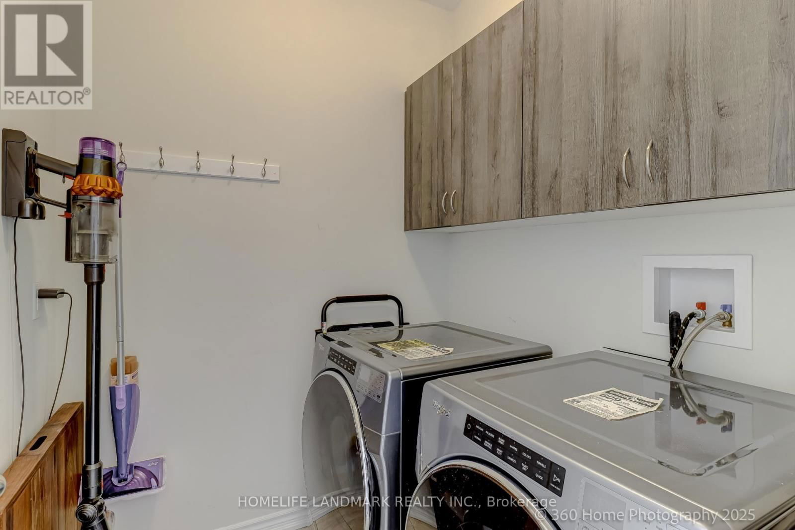 25 WORKMENS CIRCLE Image 26