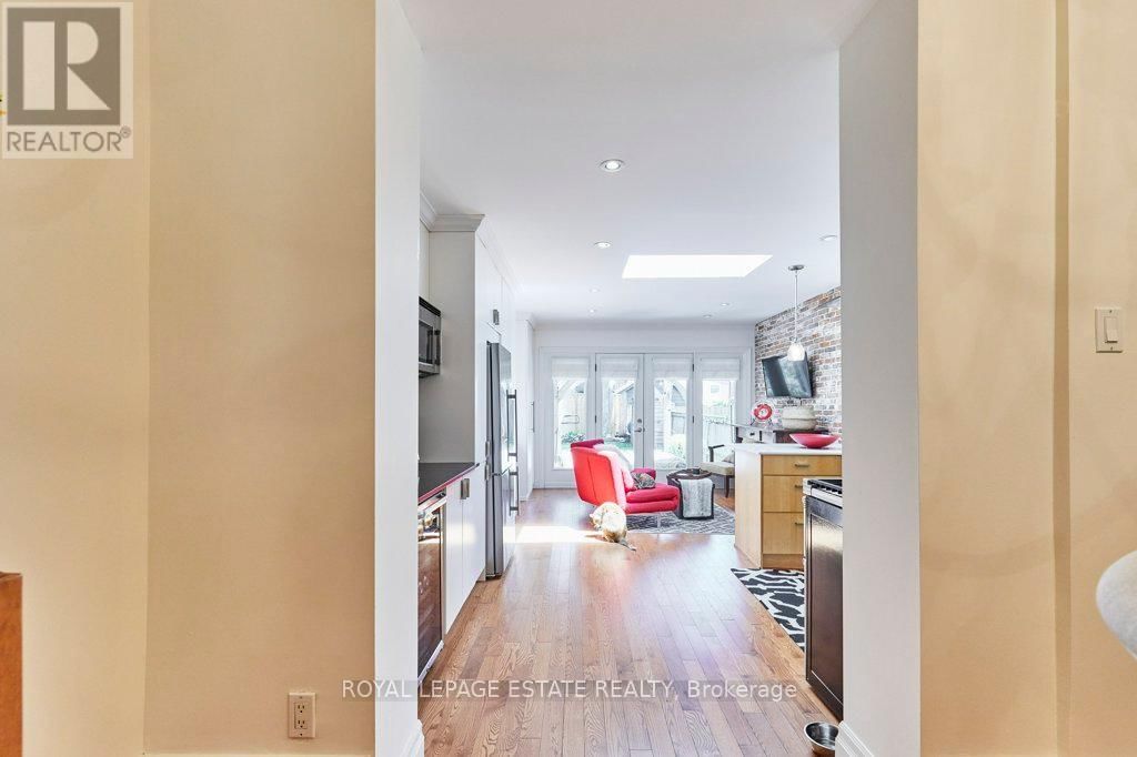 227 SILVER BIRCH AVENUE Image 15