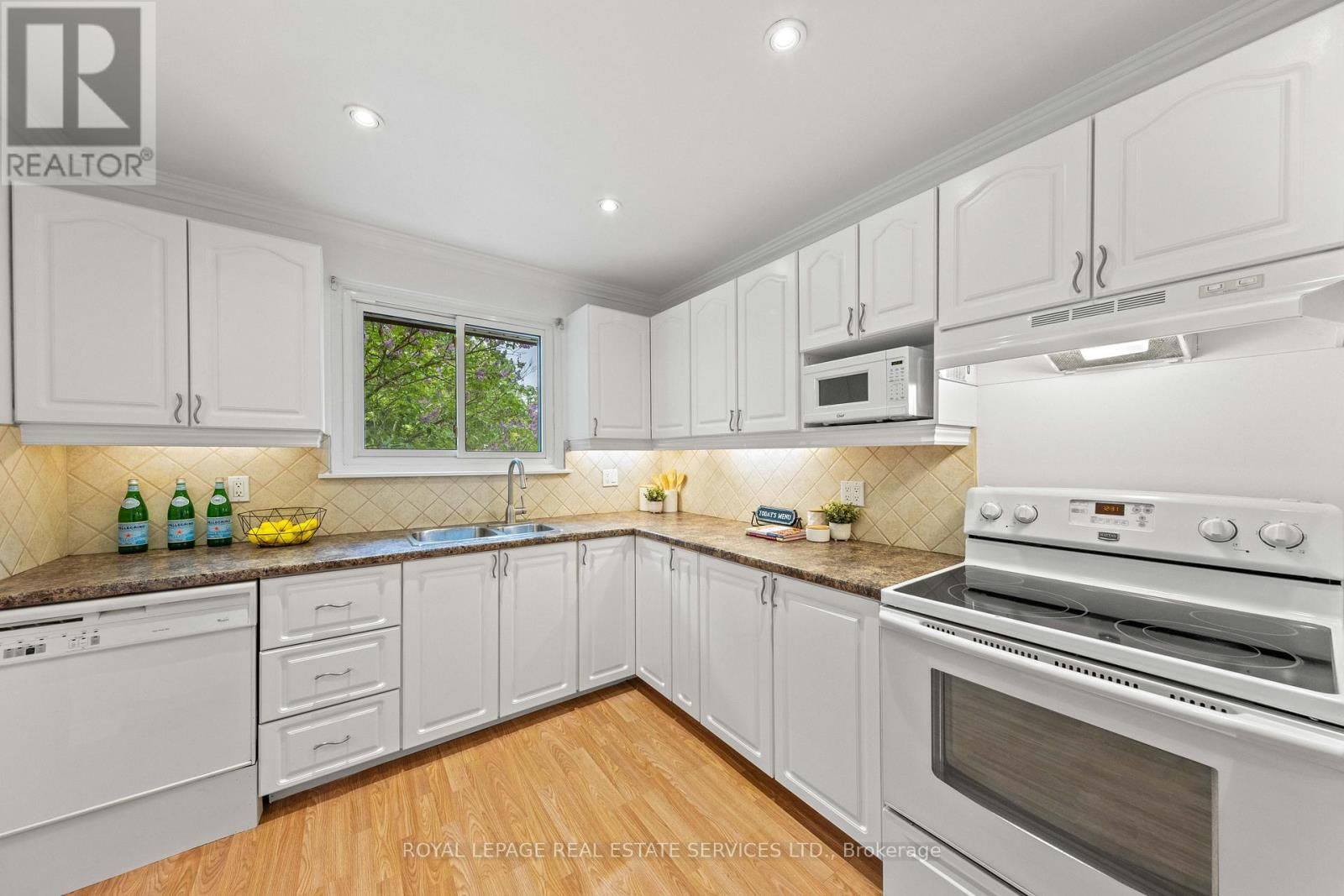 426 CAMELOT COURT Image 17