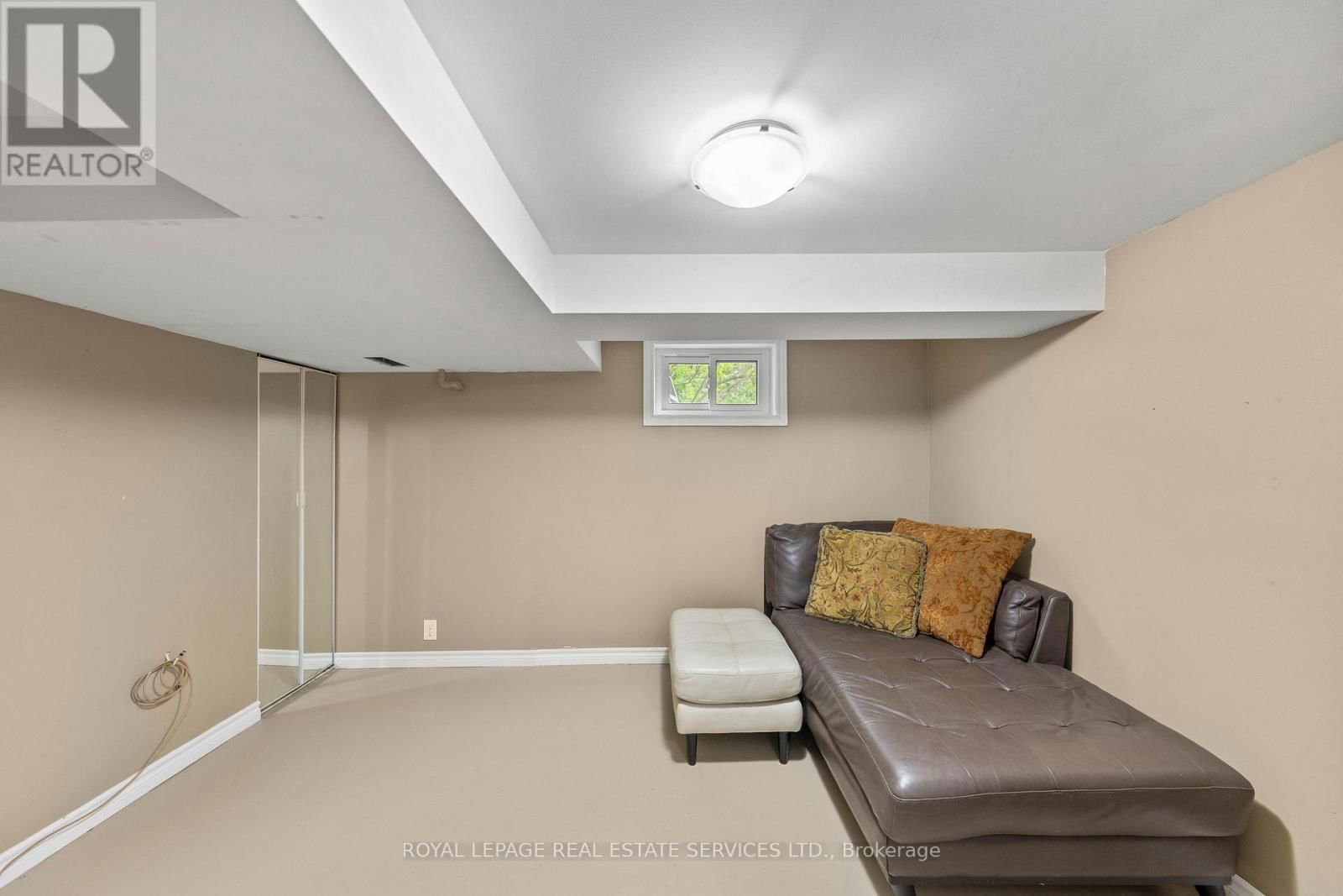 426 CAMELOT COURT Image 36