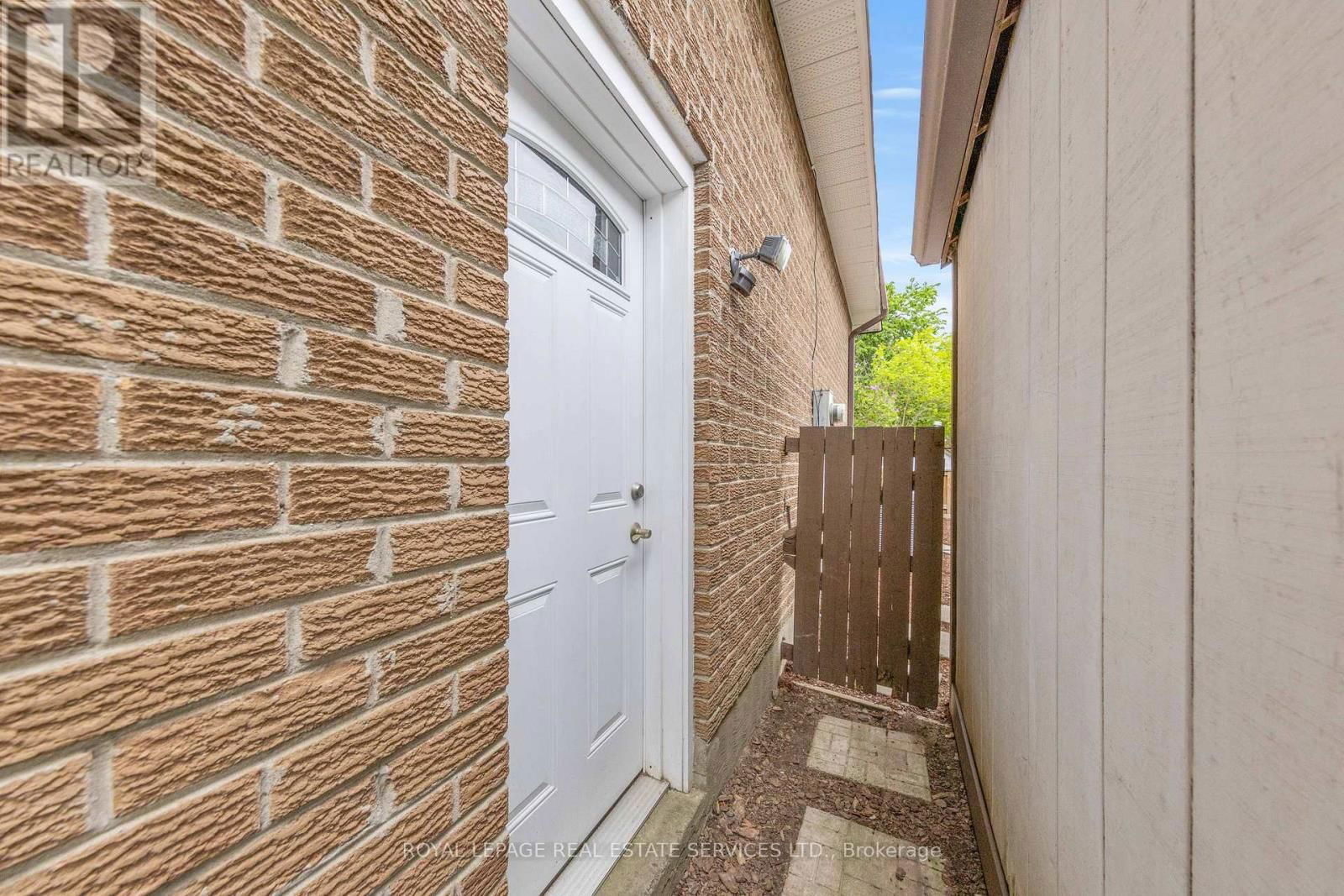 426 CAMELOT COURT Image 38