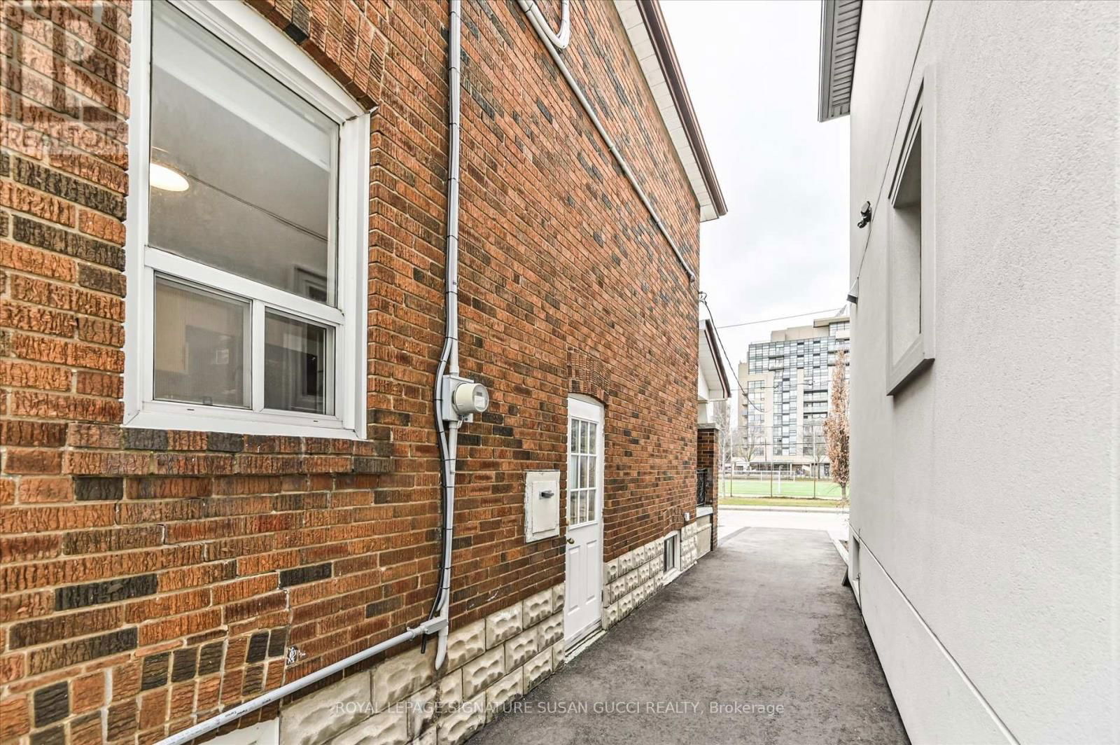 31 LESMOUNT AVENUE Image 22