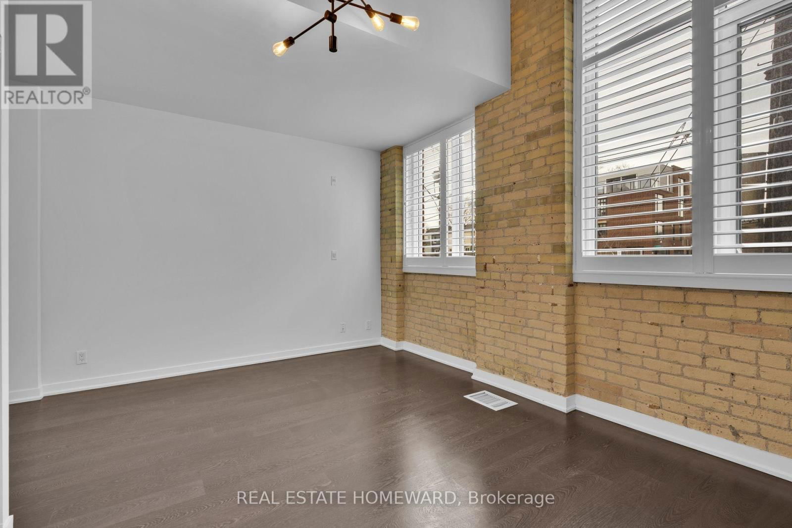 128 - 201 CARLAW AVENUE Image 16