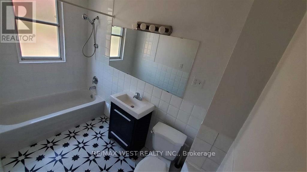 B (BACK) - 66 DAGMAR AVENUE Image 12