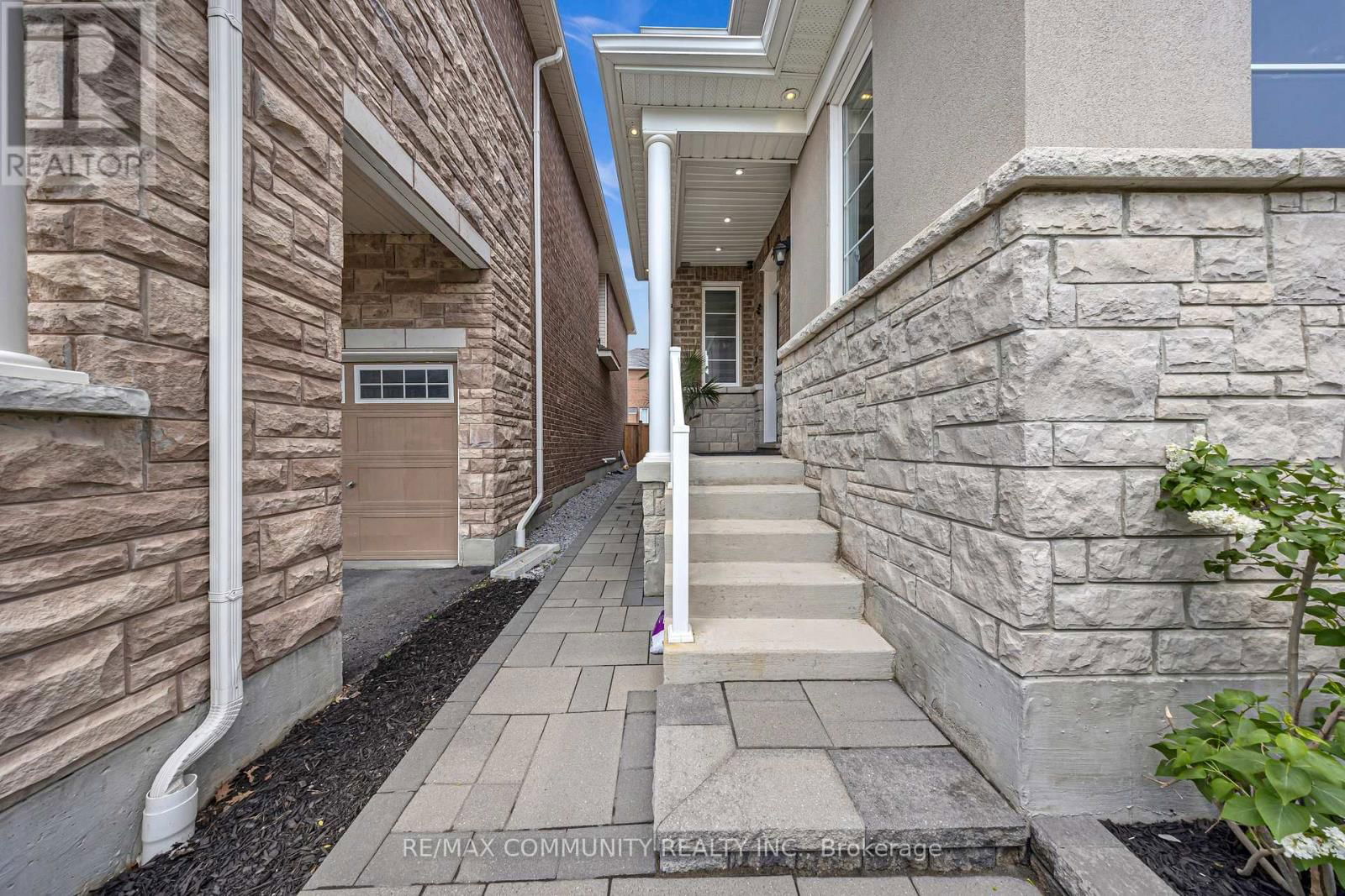1055 FOXTAIL CRESCENT EAST Image 3