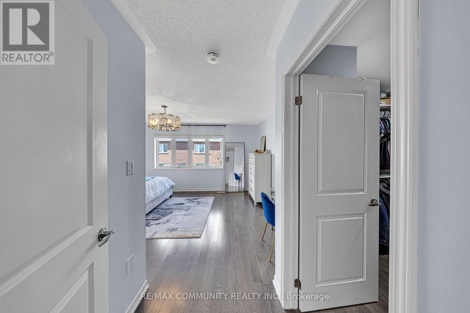 1055 FOXTAIL CRESCENT EAST Image 32