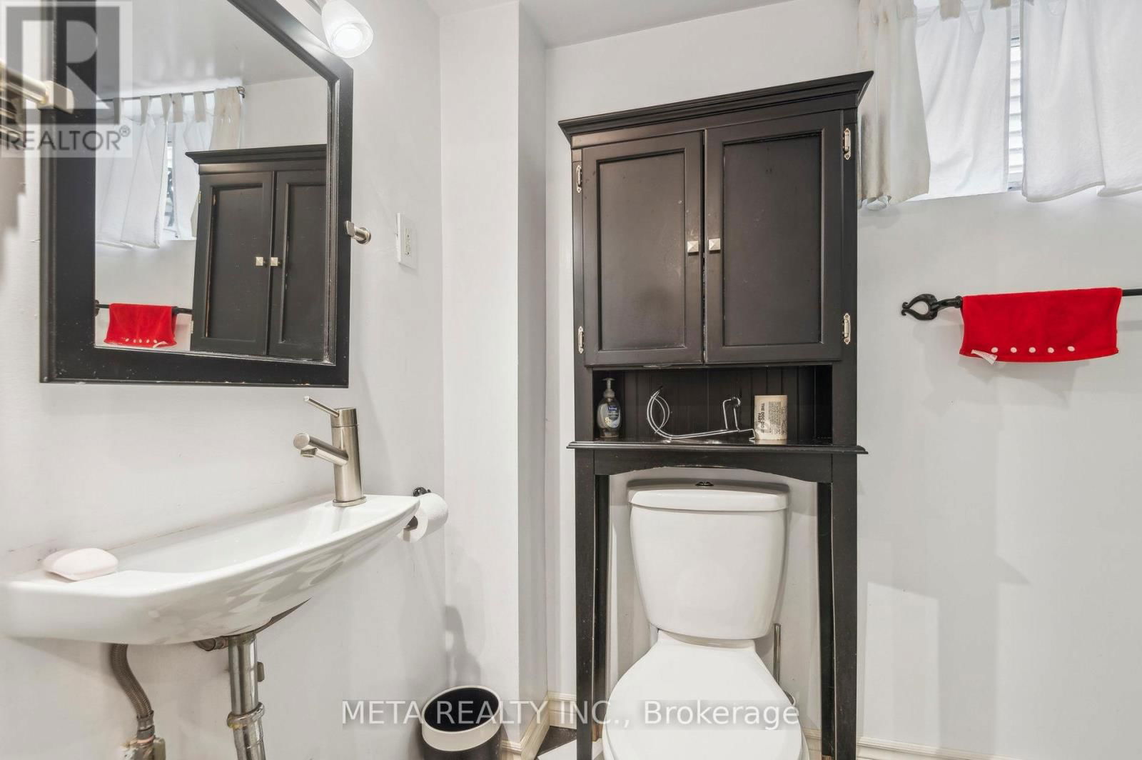 96 SHROPSHIRE DRIVE Image 32