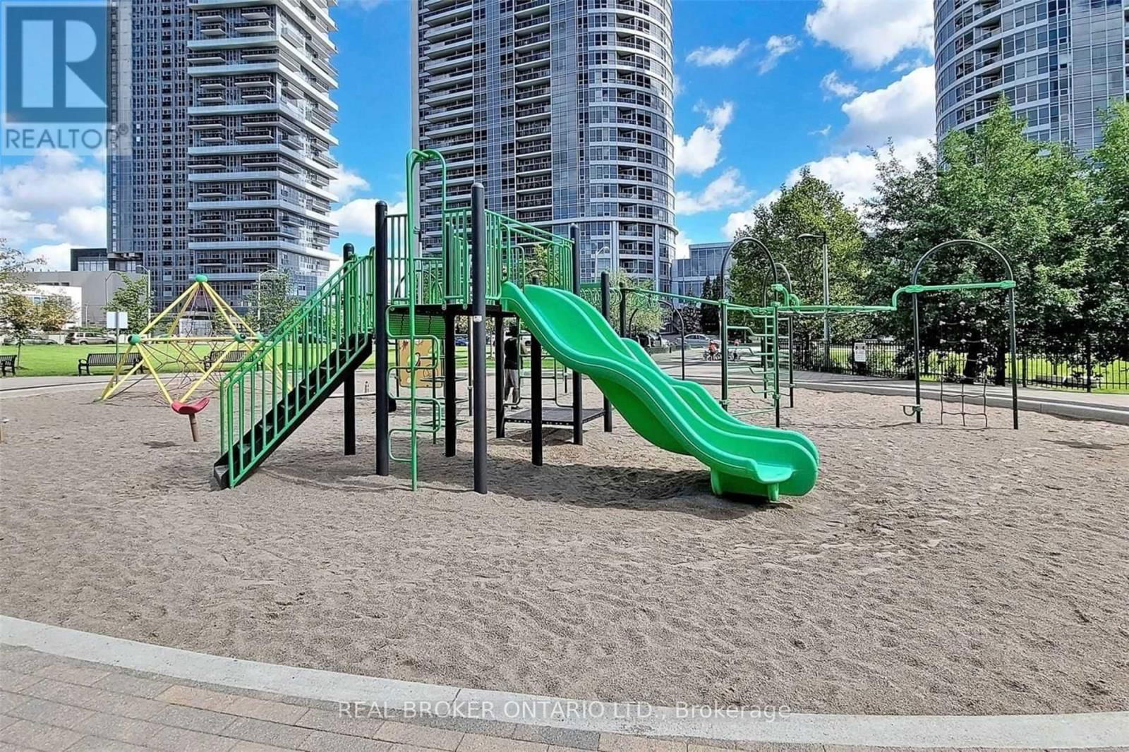 2515 - 135 VILLAGE GREEN SQUARE Image 27