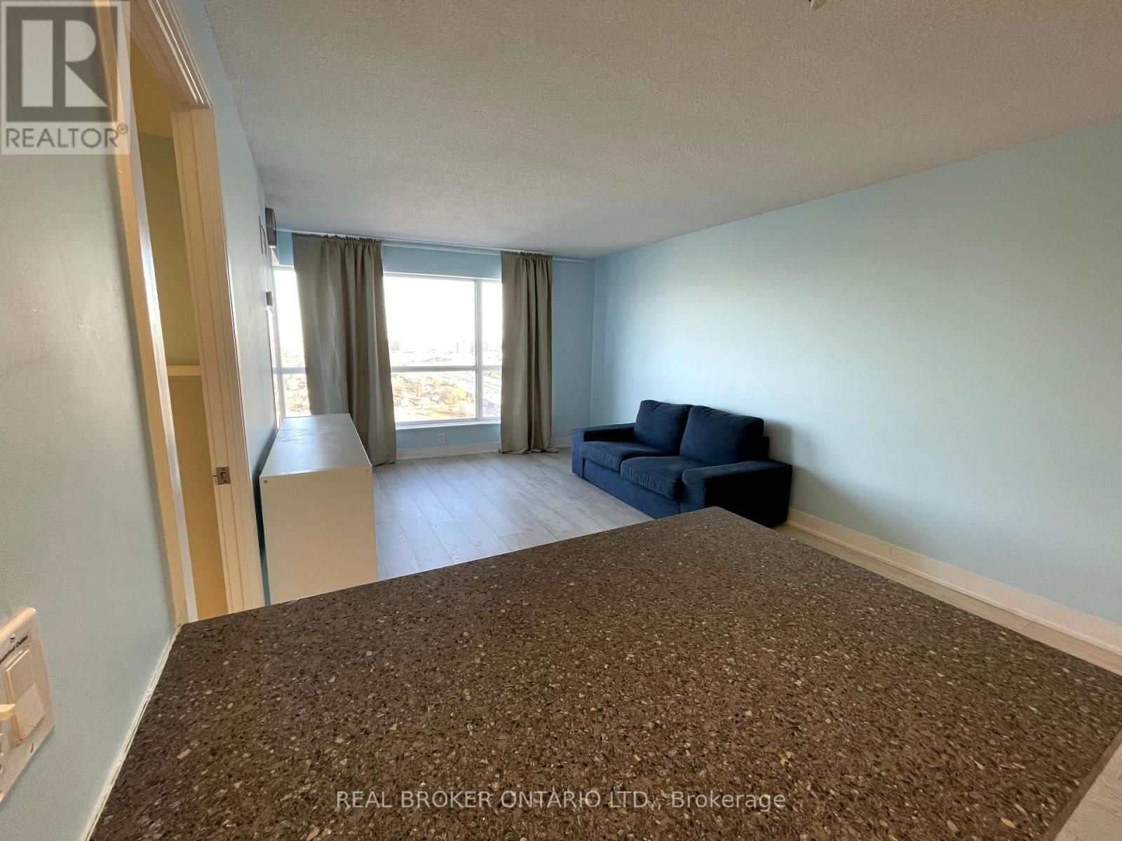 2515 - 135 VILLAGE GREEN SQUARE Image 6