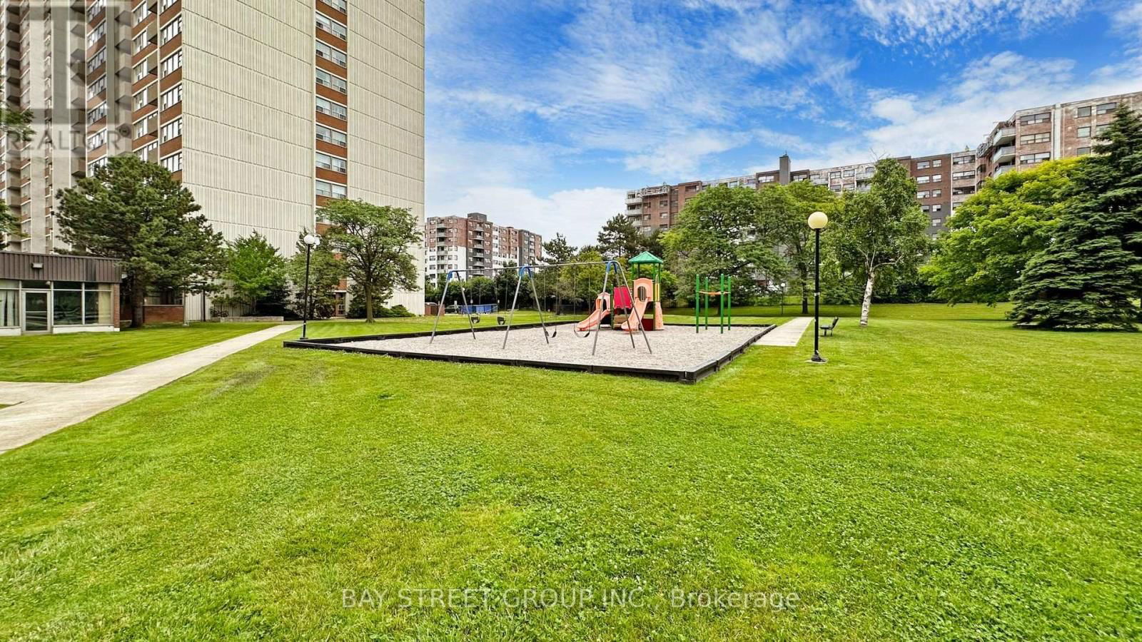 1607 - 25 SILVER SPRINGS BOULEVARD Image 31