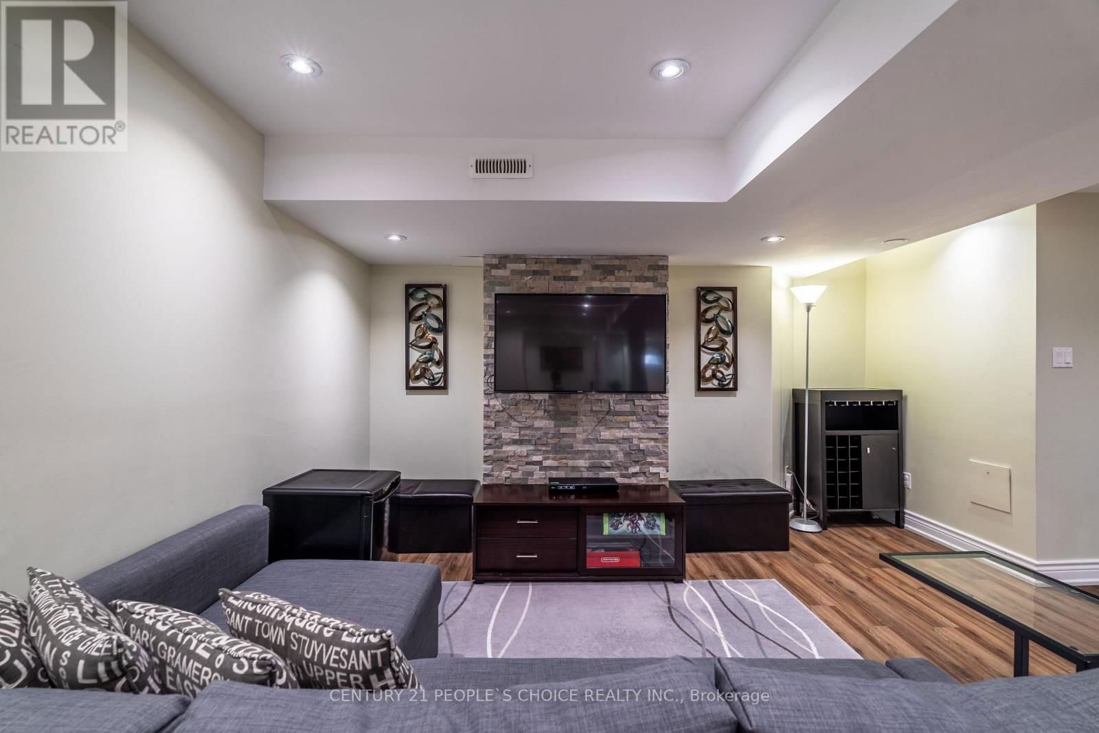 31 THORP CRESCENT Image 32