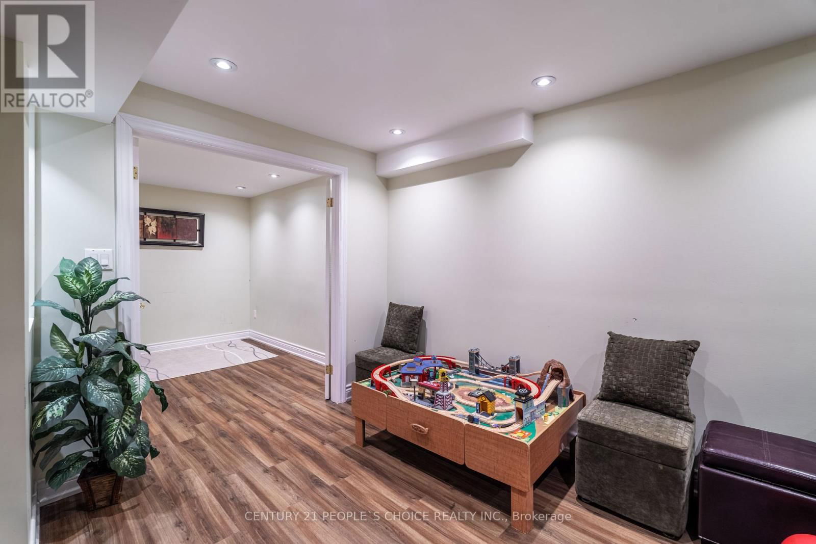 31 THORP CRESCENT Image 33