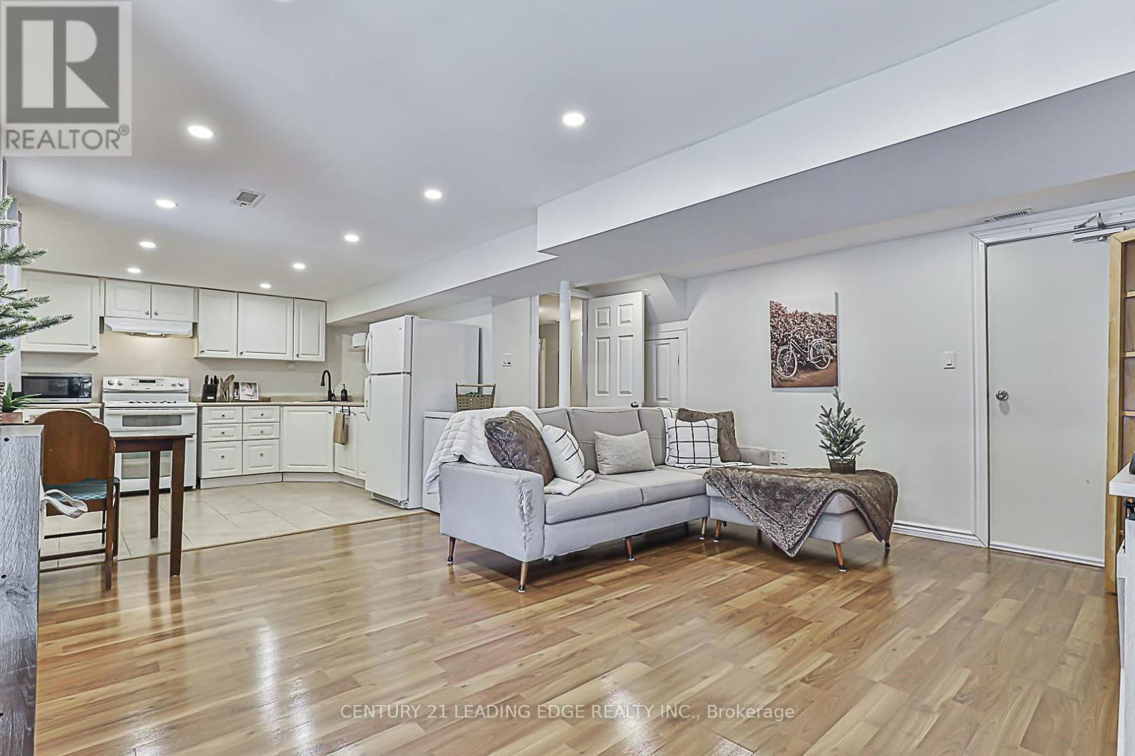 724 BARNES CRESCENT Image 28