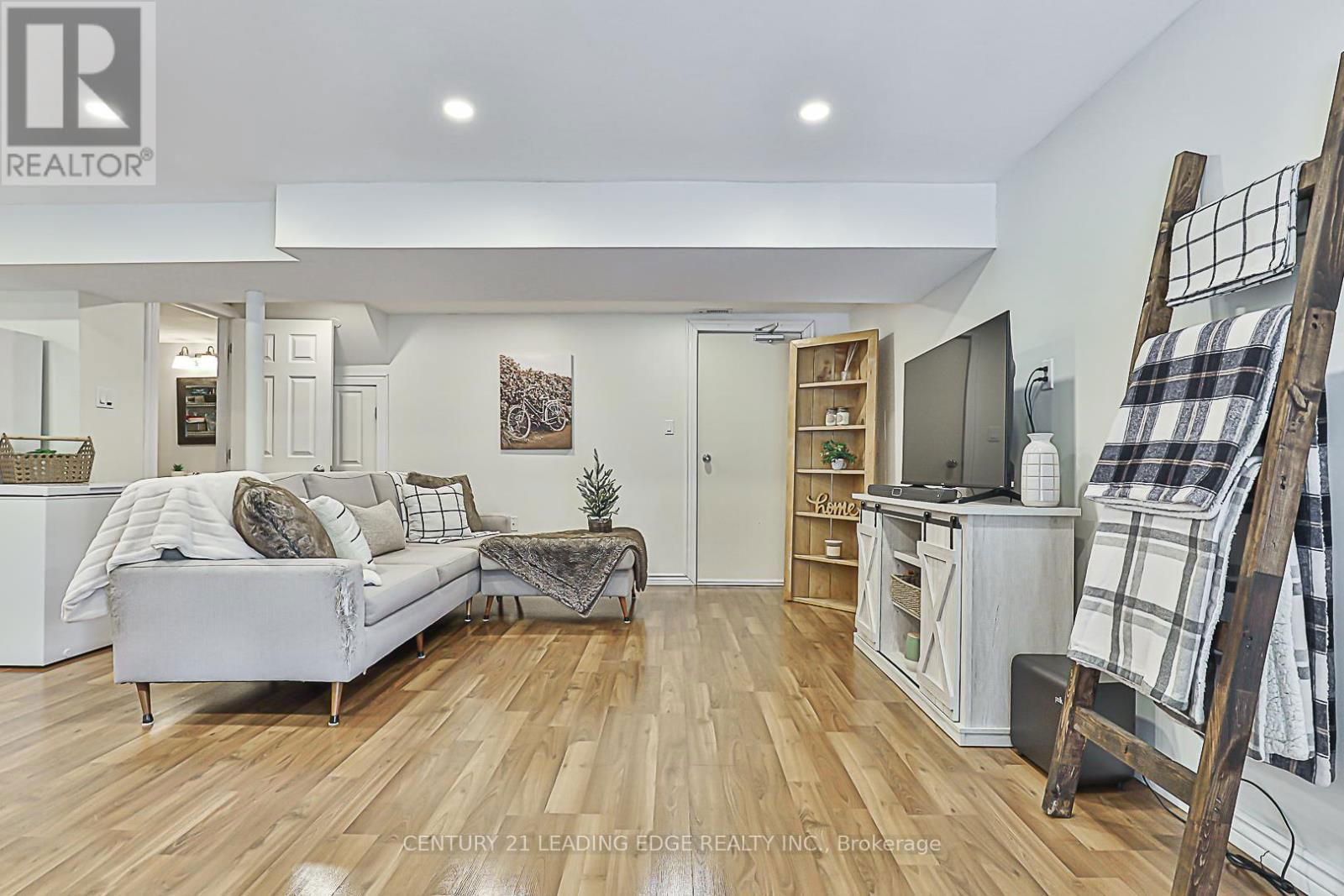 724 BARNES CRESCENT Image 29