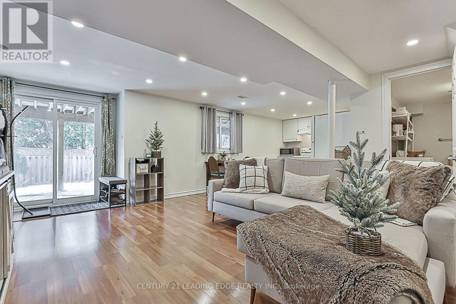 724 BARNES CRESCENT Image 30