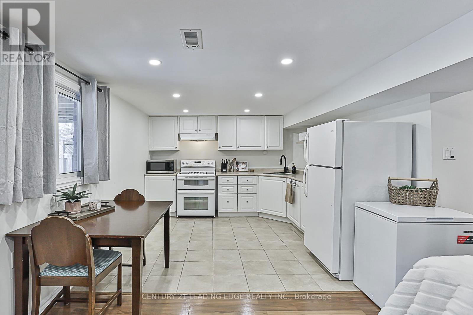 724 BARNES CRESCENT Image 31