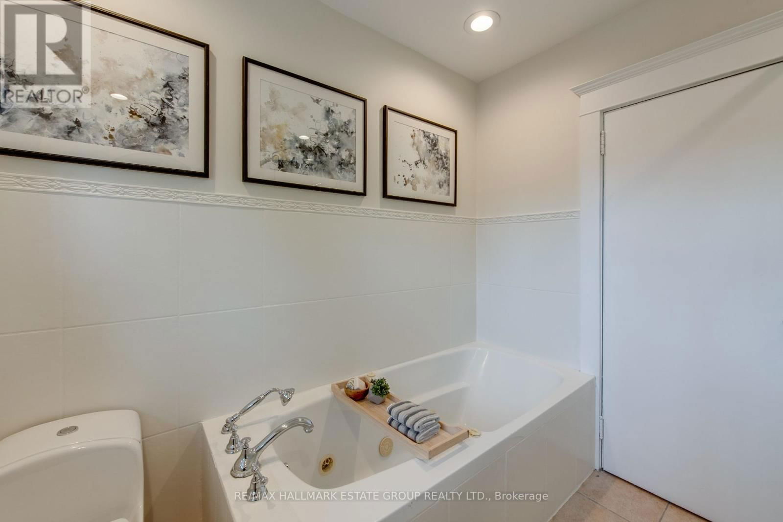 53 PLAYTER CRESCENT Image 25