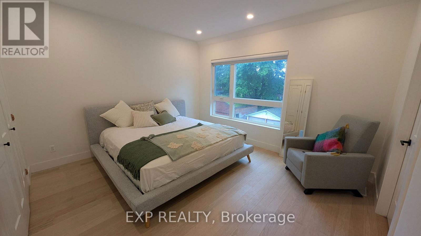 1043 LOGAN AVENUE Image 13