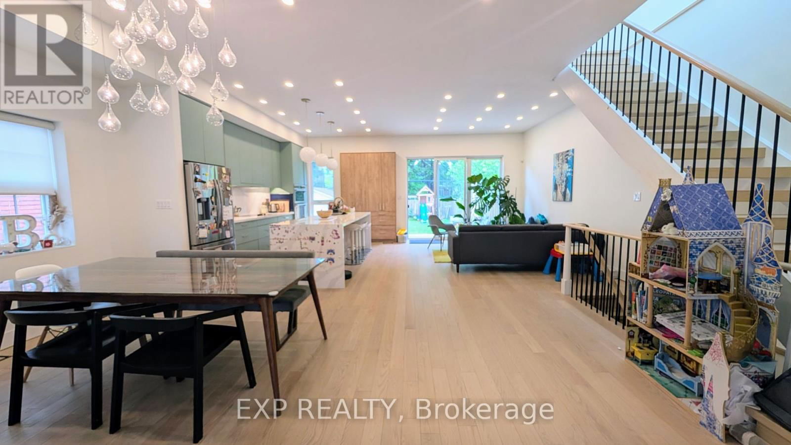 1043 LOGAN AVENUE Image 6
