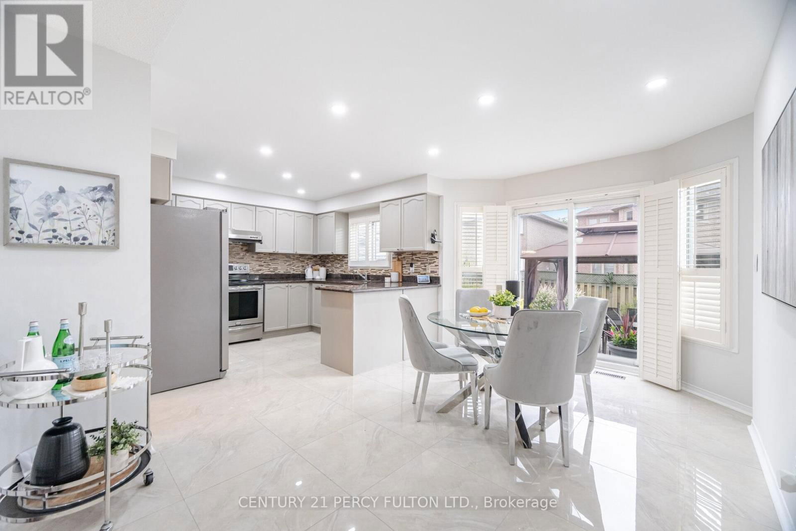 14 GILLINGHAM STREET Image 11