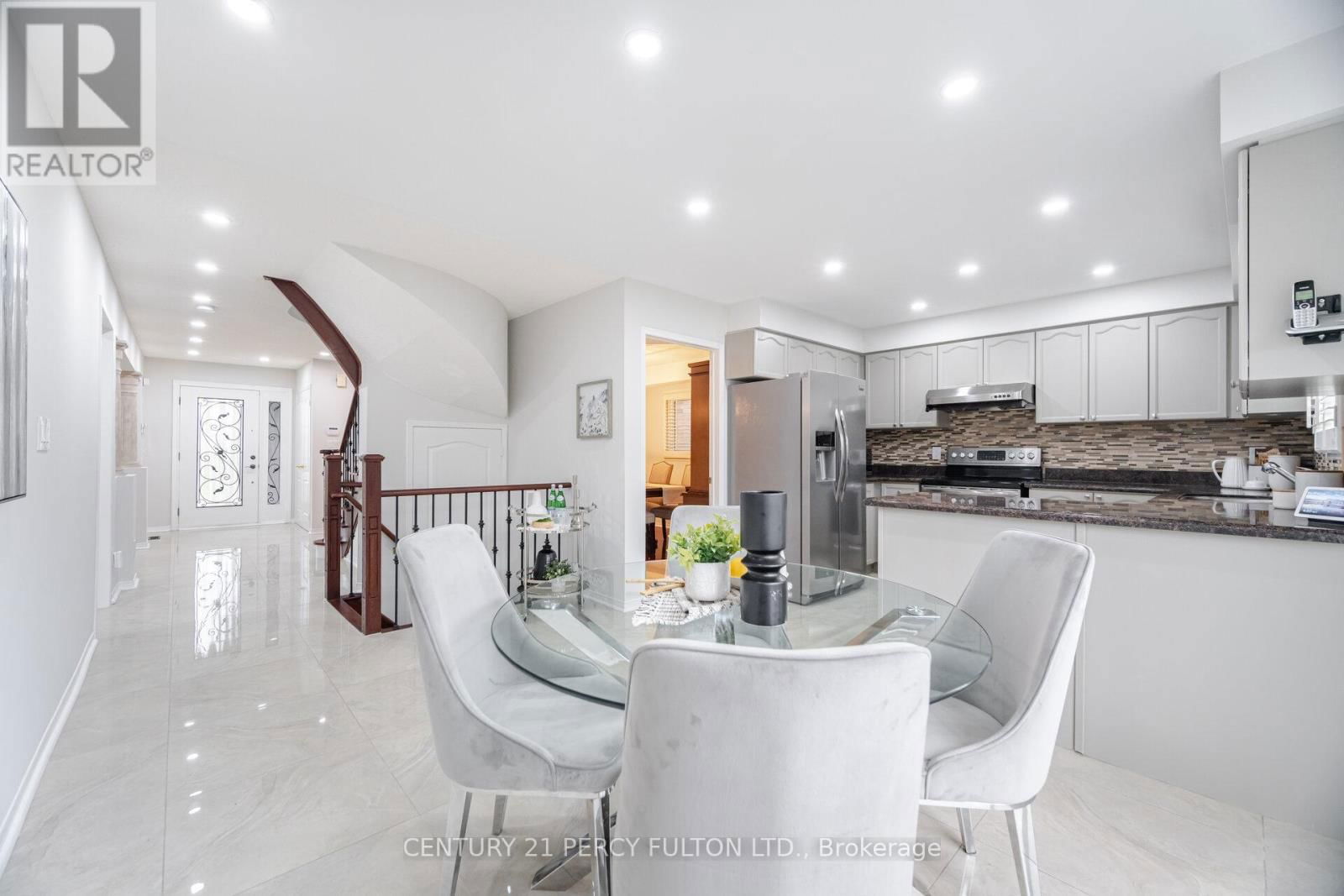 14 GILLINGHAM STREET Image 12
