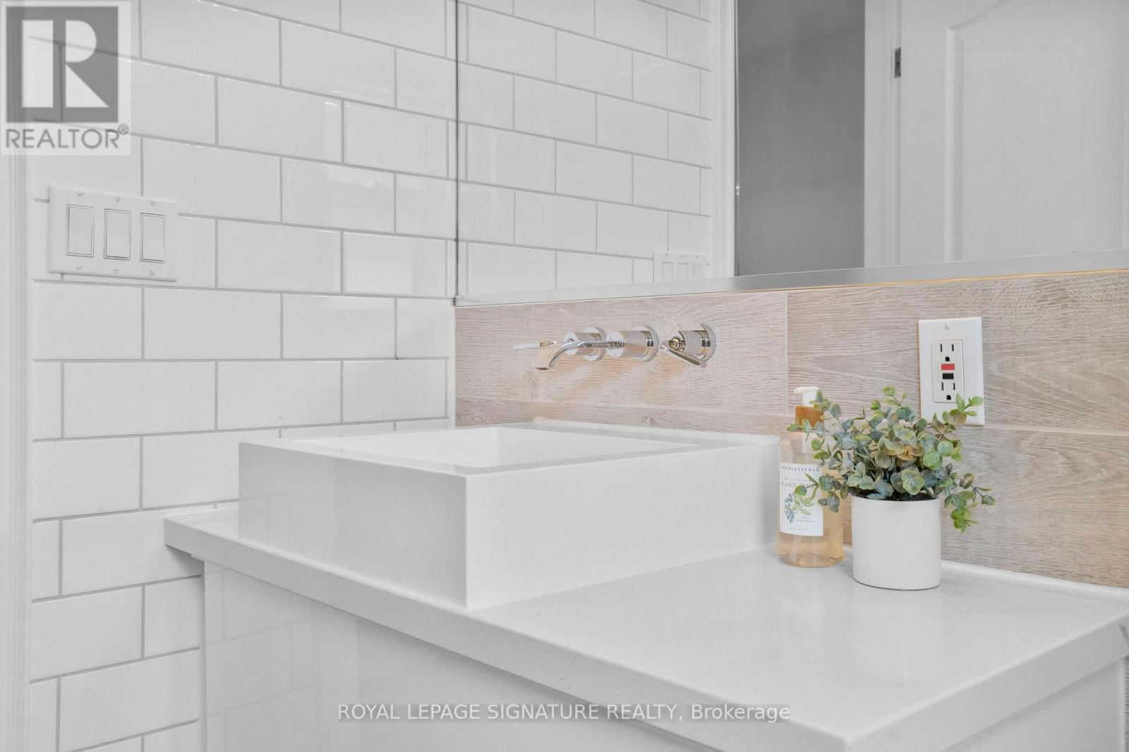 15 BOULTON AVENUE Image 29