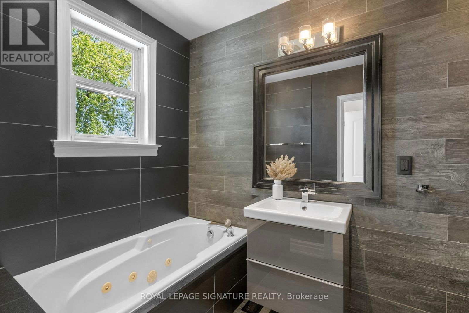 15 BOULTON AVENUE Image 38