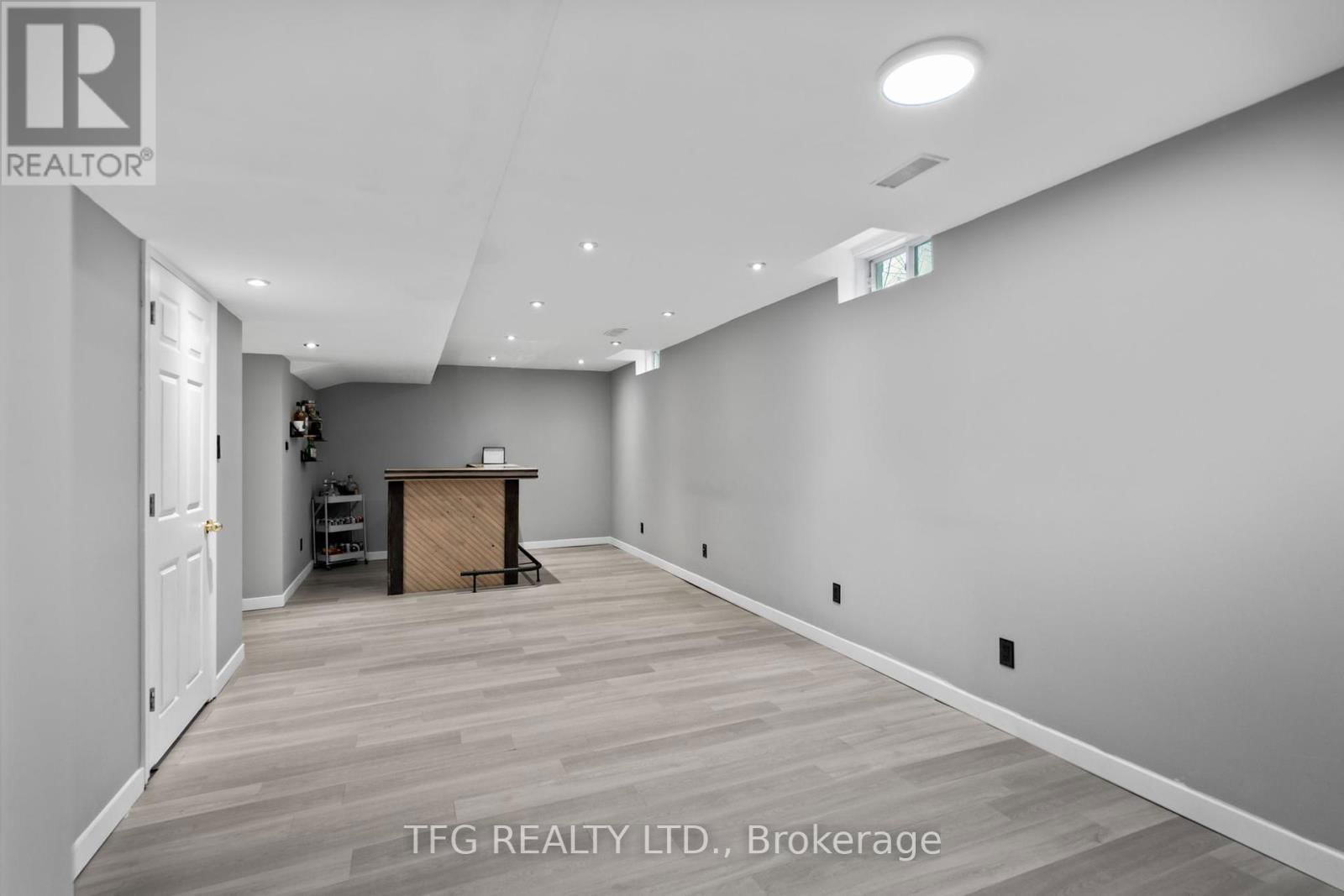 1360 DUMONT STREET Image 25