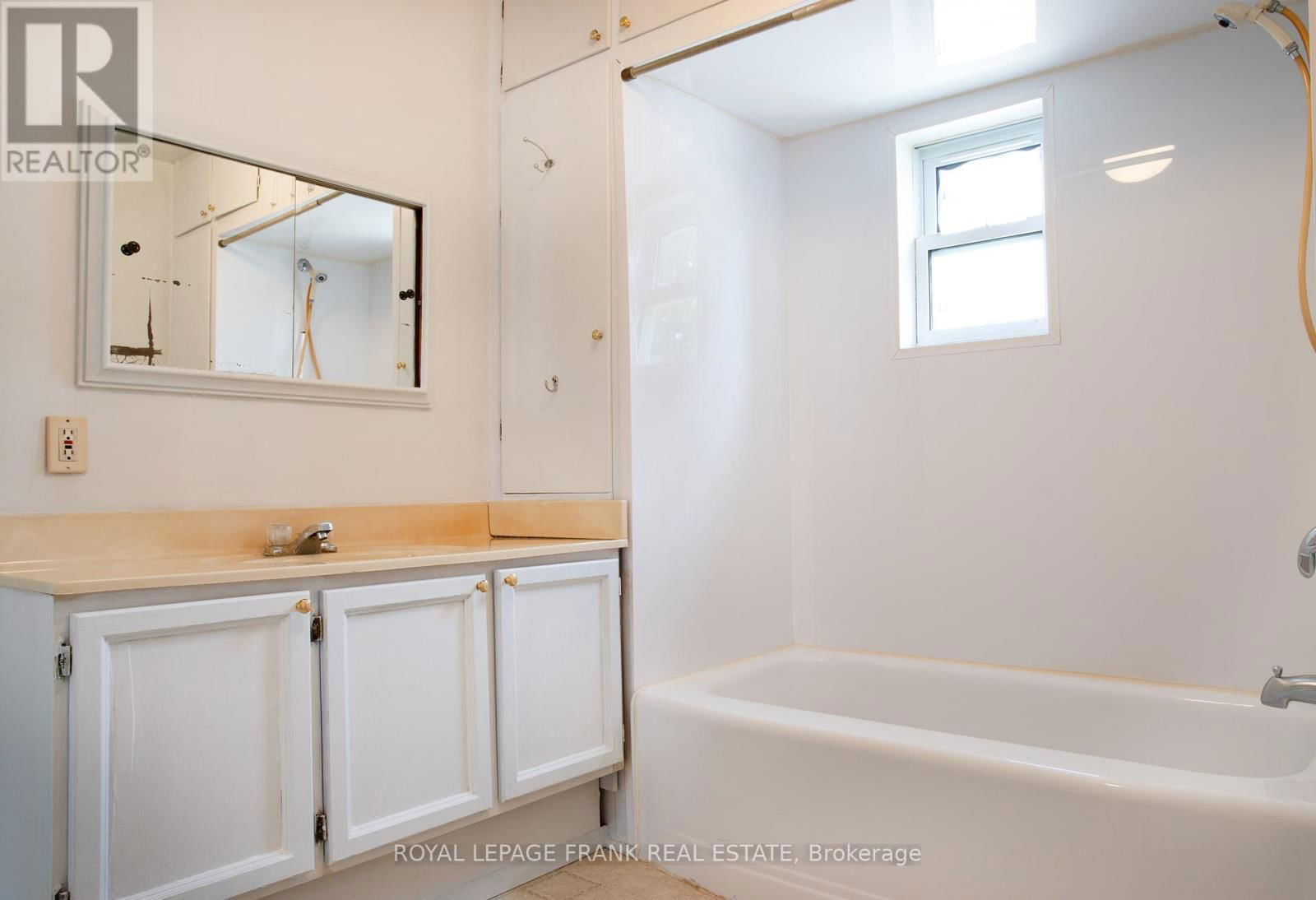 377 ADELAIDE AVENUE WEST Image 19