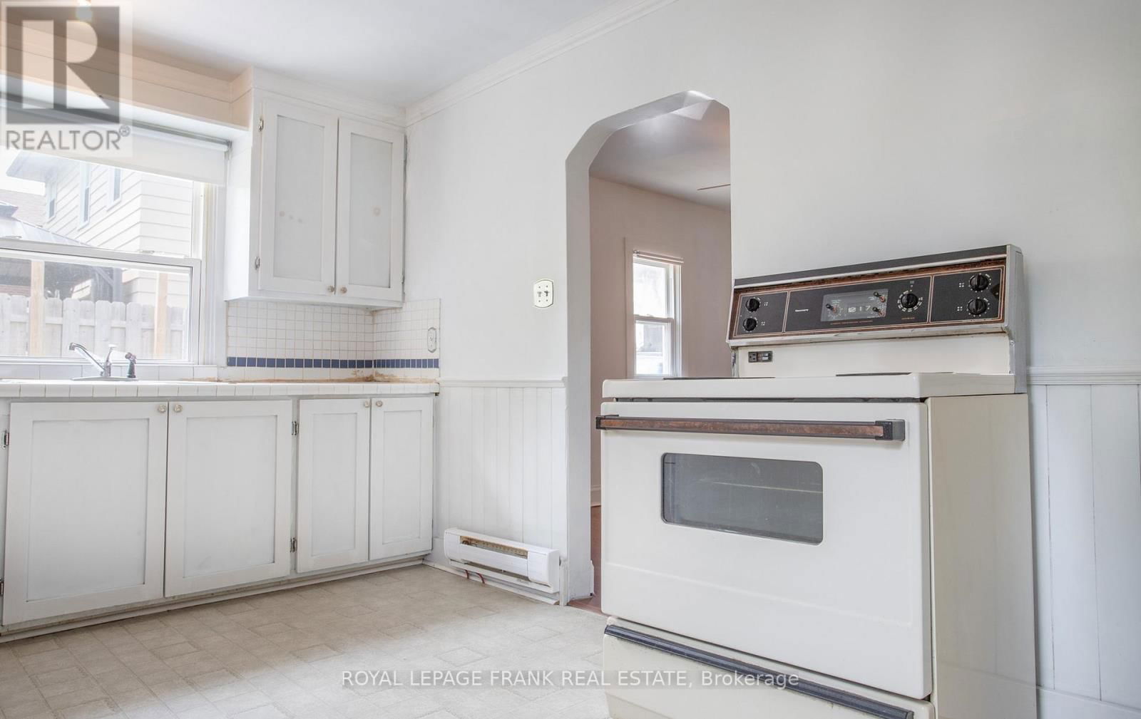 377 ADELAIDE AVENUE WEST Image 4
