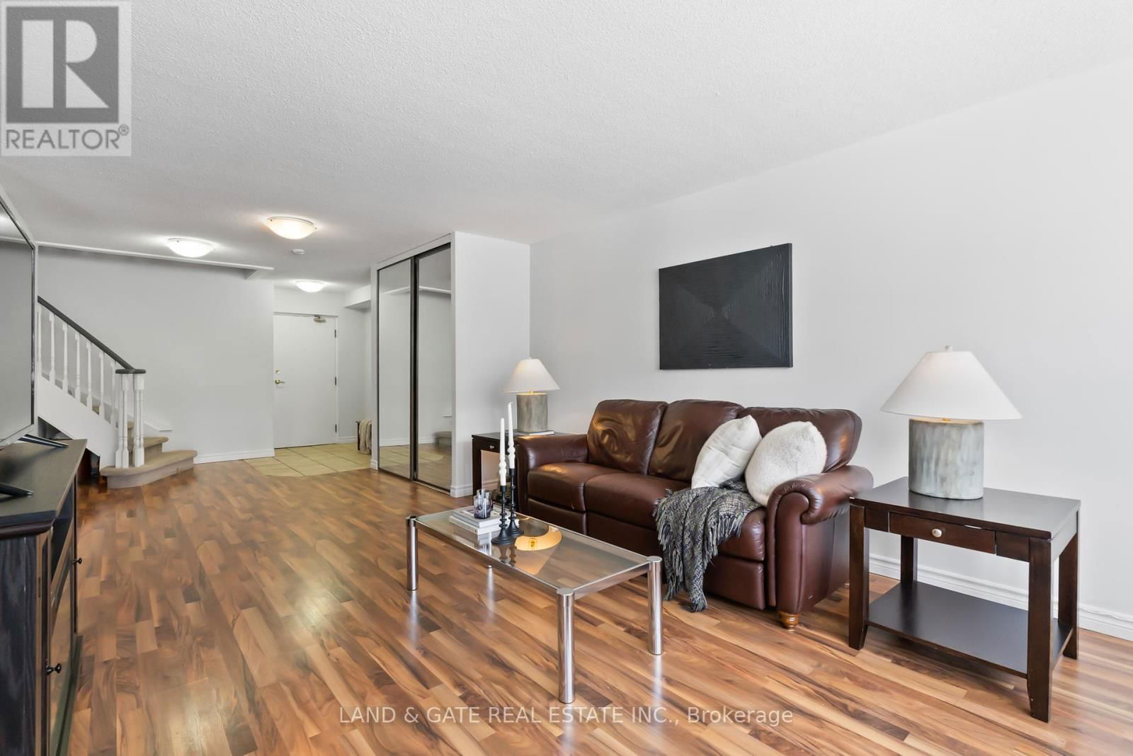 112 - 25 CUMBERLAND LANE Image 4