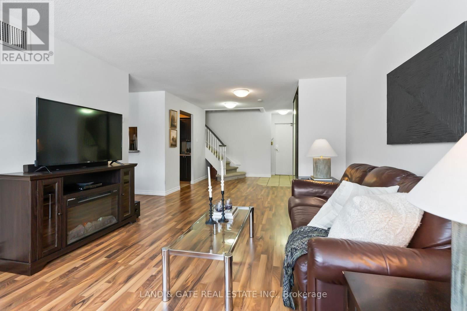 112 - 25 CUMBERLAND LANE Image 6