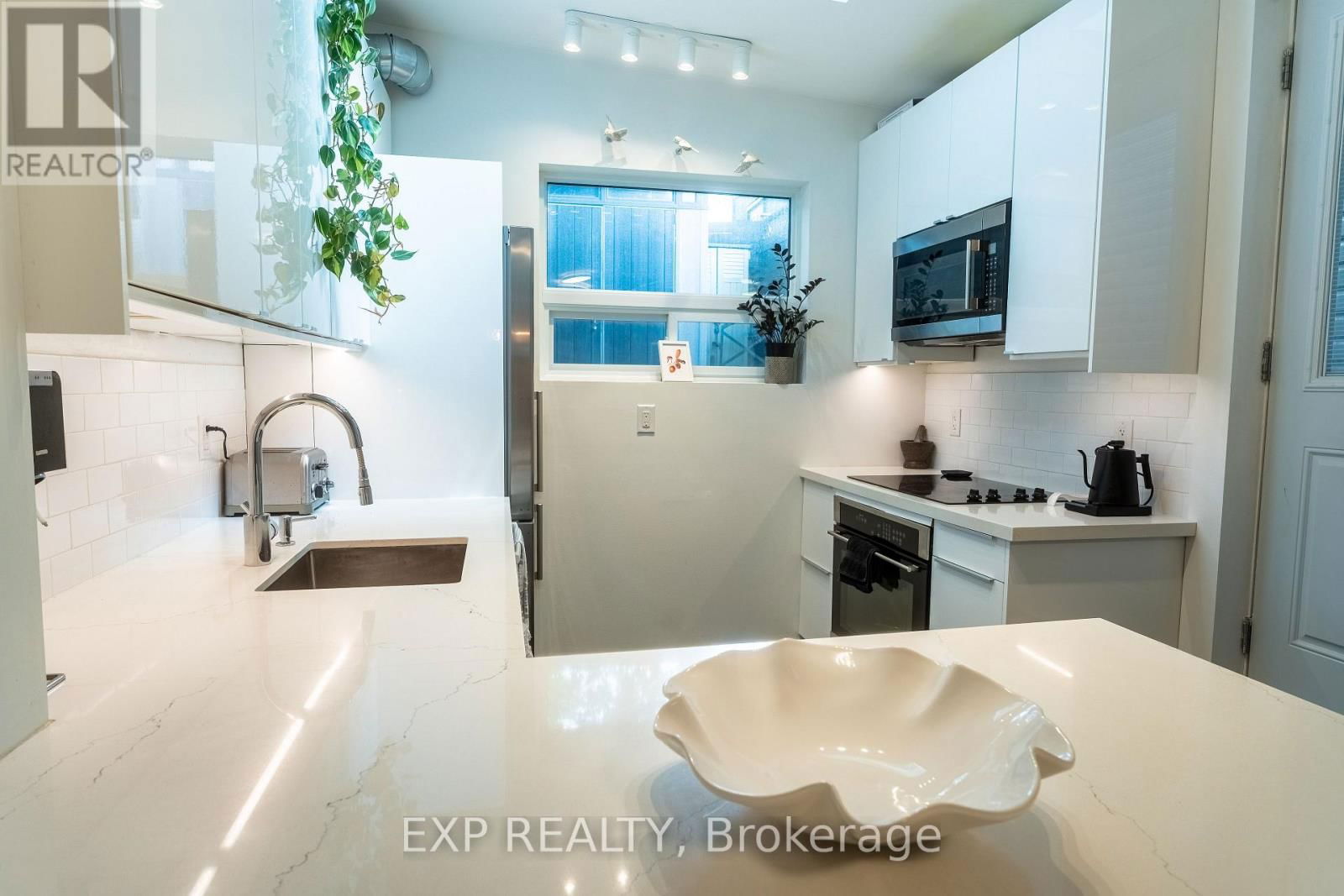 819 CRAVEN ROAD Image 17