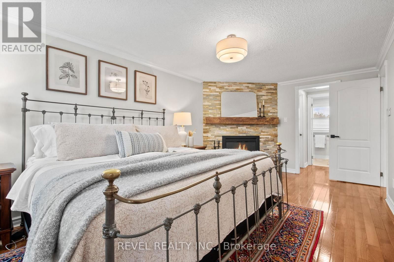 2 PATTERSON CRESCENT Image 26