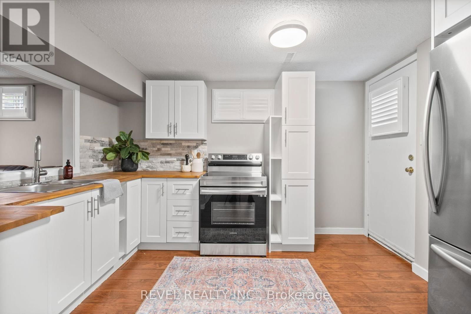 2 PATTERSON CRESCENT Image 34