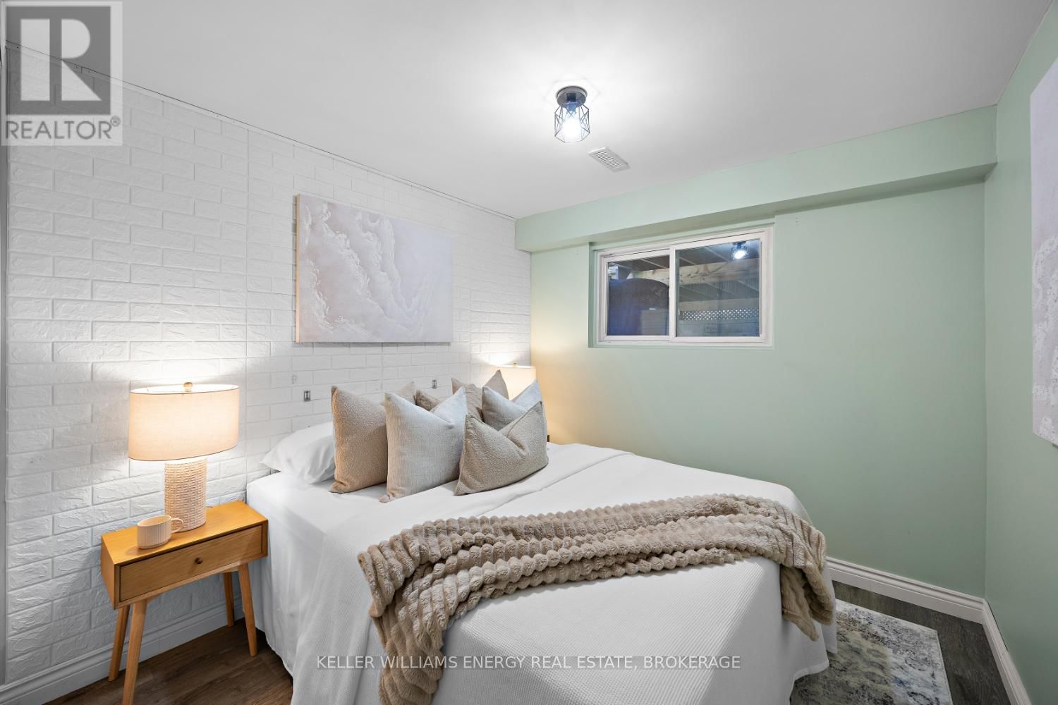52 VANCOUVER COURT Image 12